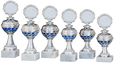 Eine Reihe aus sechs exquisiten silbernen Pokalen der Bamberg 6-er Pokalserie 208 mm – 255 mm PK758440-6-E50 mit leeren runden Plaketten an der Oberseite und einem blau-weißen Design auf der Unterseite, alle auf Marmorsockeln stehend und mit exklusivem Design aus hochwertigem Material gefertigt.